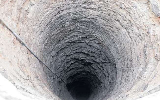 Este es el pozo que más riesgos presenta. Su diámetro supera el metro y medio y tiene una profundidad considerable. Sin embargo, carece de cubierta (Foto Borja Suárez/C7)